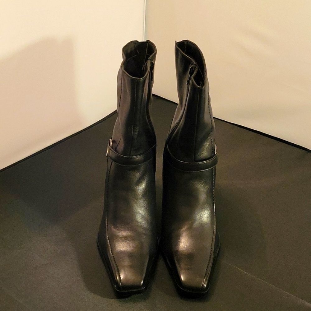BRAND NEW NATURALIZER POINTED TOE ZIP CLOSURE ANKLE BOOT